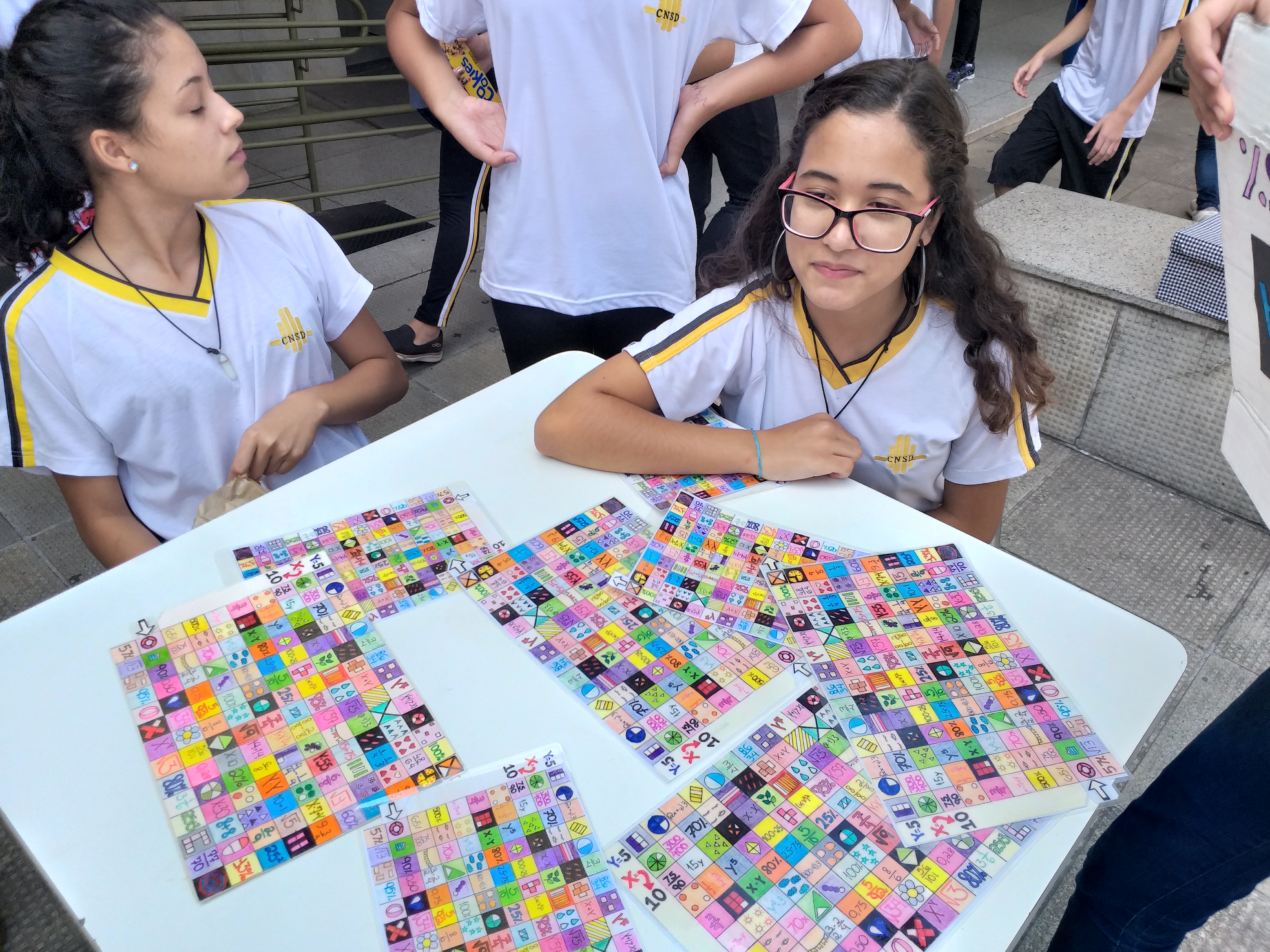Turma do 8º ano confecciona jogos matemáticos - Colégio Nossa