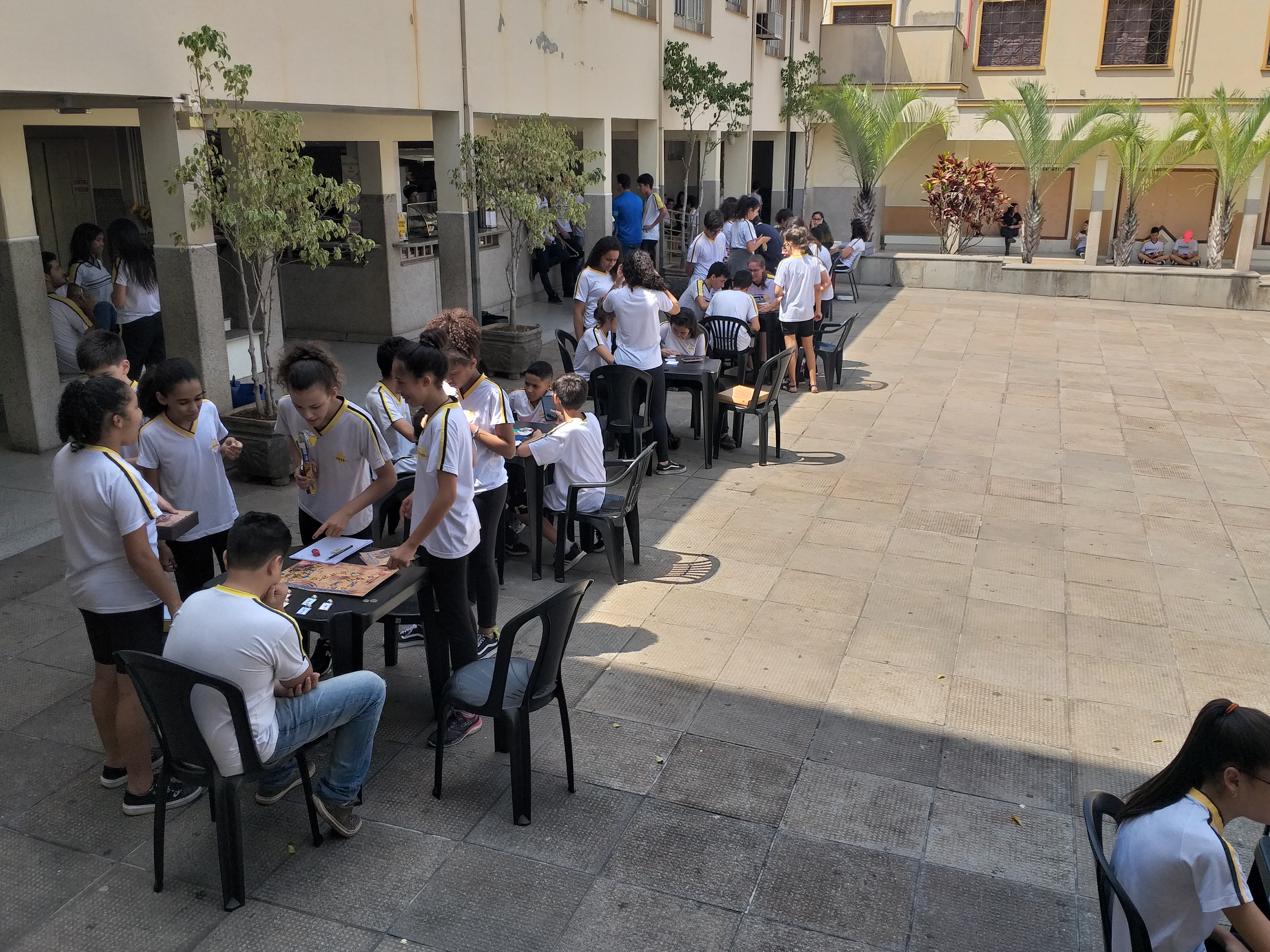 Turma do 8º ano confecciona jogos matemáticos - Colégio Nossa