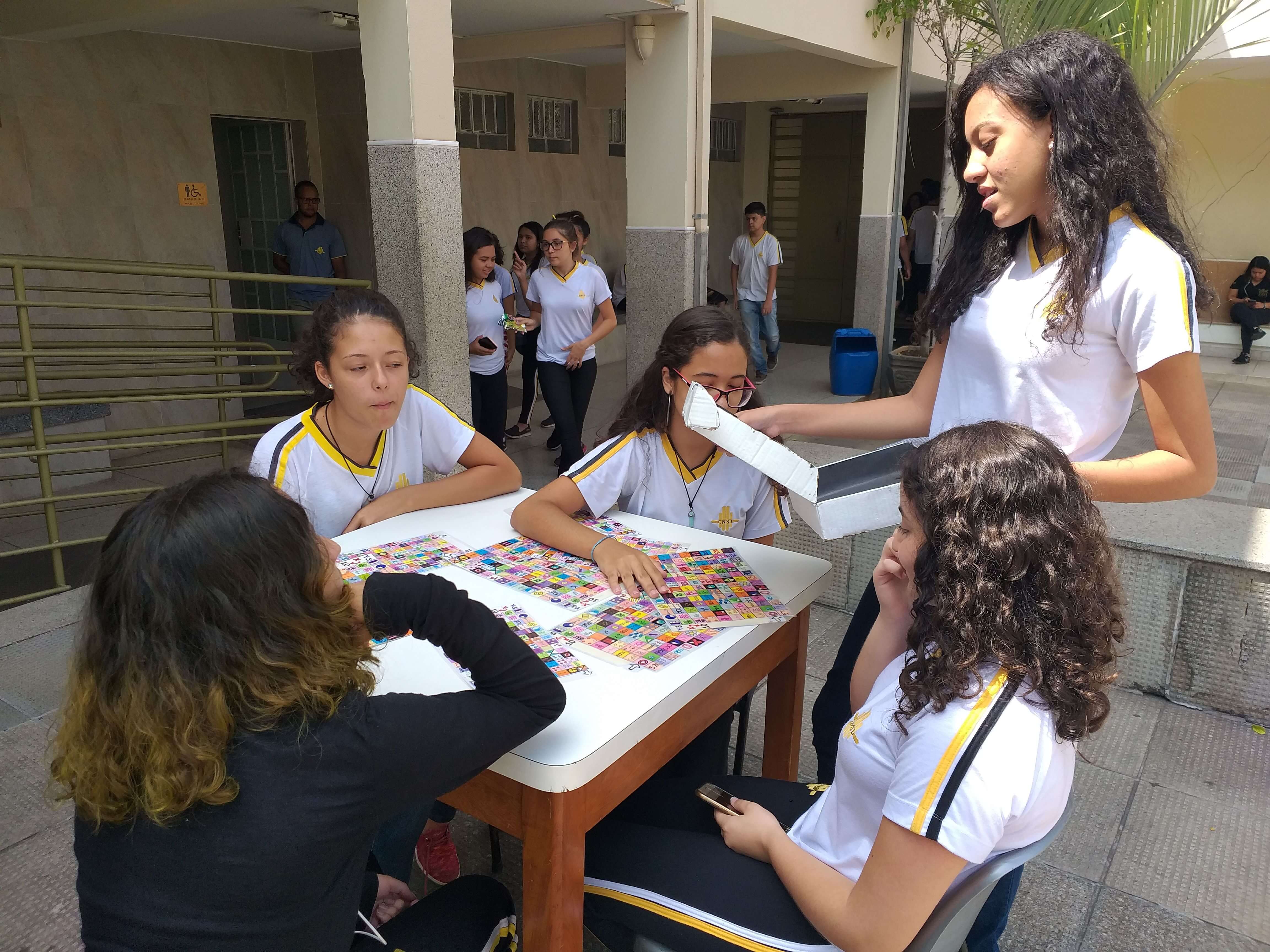 Turma do 8º ano confecciona jogos matemáticos - Colégio Nossa Senhora das  Dores